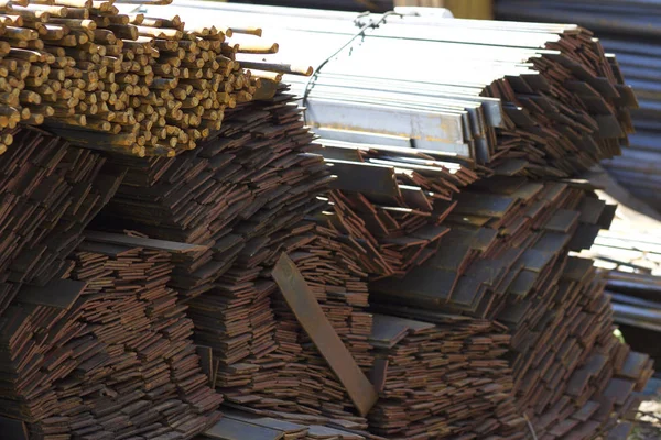 Metal profiller farklı türde metal ürünler depoda, Rusya bulunur