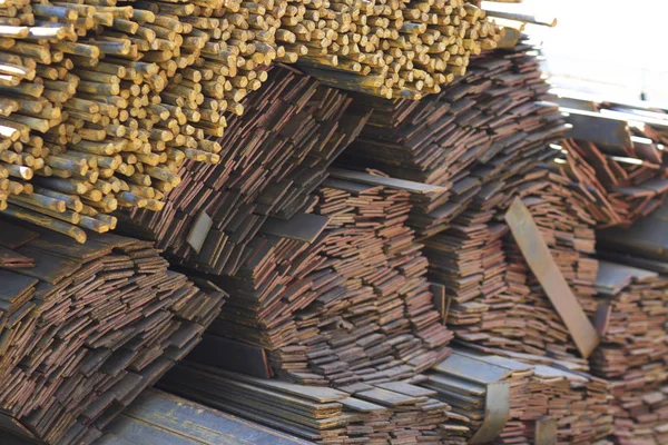 Metal profiller farklı türde metal ürünler depoda, Rusya bulunur