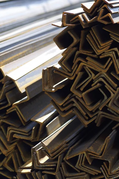 Metal profiller farklı türde metal ürünler depoda, Rusya bulunur