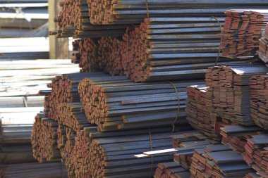 Metal profiller farklı türde metal ürünler depoda, Rusya bulunur