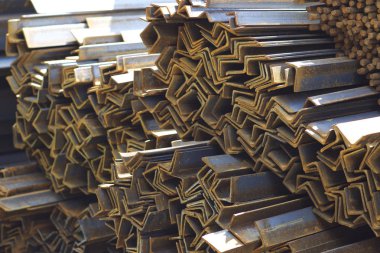 Metal profiller farklı türde metal ürünler depoda, Rusya bulunur