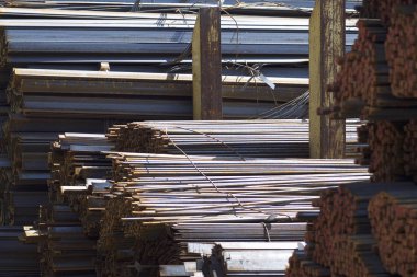 Metal profiller farklı türde metal ürünler depoda, Rusya bulunur