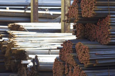 Metal profiller farklı türde metal ürünler depoda, Rusya bulunur