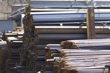 Metal profiller farklı türde metal ürünler depoda, Rusya bulunur