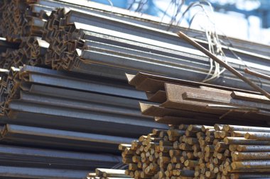 Metal profiller farklı türde metal ürünler depoda, Rusya bulunur