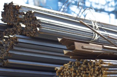 Metal profiller farklı türde metal ürünler depoda, Rusya bulunur