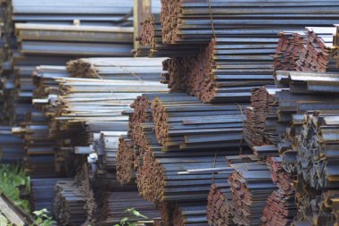 Metal profiller farklı türde metal ürünler depoda, Rusya bulunur