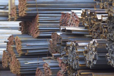 Metal profiller farklı türde metal ürünler depoda, Rusya bulunur