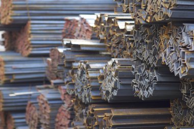 Metal profiller farklı türde metal ürünler depoda, Rusya bulunur