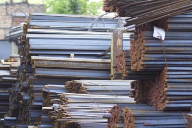 Metal profiller farklı türde metal ürünler depoda, Rusya bulunur