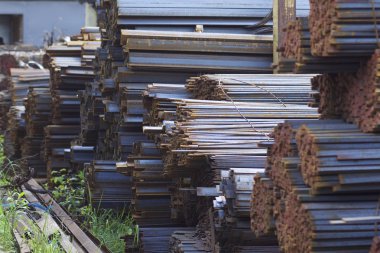 Metal profiller farklı türde metal ürünler depoda, Rusya bulunur