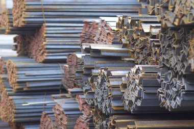 Metal profiller farklı türde metal ürünler depoda, Rusya bulunur