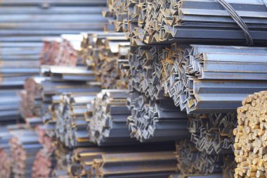 Metal profiller farklı türde metal ürünler depoda, Rusya bulunur