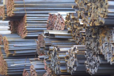 Metal profiller farklı türde metal ürünler depoda, Rusya bulunur