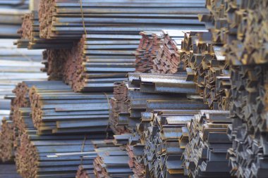 Metal profiller farklı türde metal ürünler depoda, Rusya bulunur