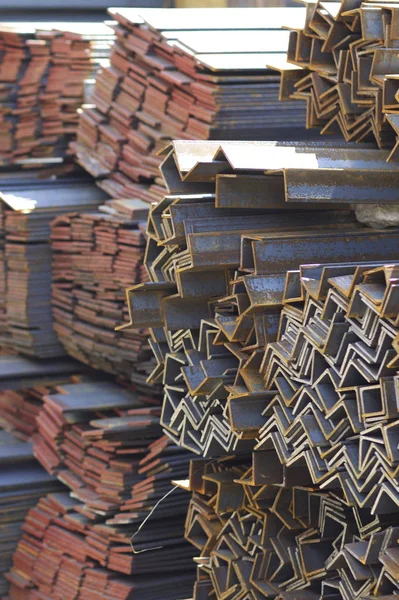 Metal profiller farklı türde metal ürünler depoda, Rusya bulunur
