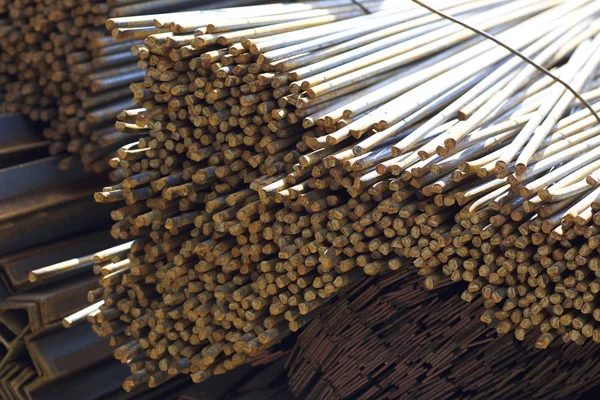 Metal profiller farklı türde metal ürünler depoda, Rusya bulunur