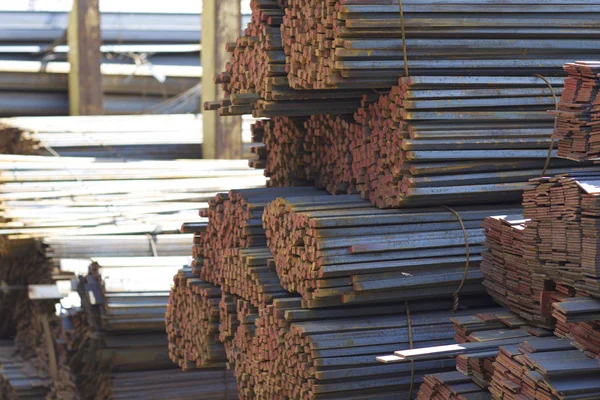 Metal profiller farklı türde metal ürünler depoda, Rusya bulunur