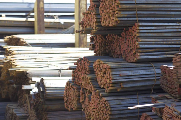 Metal profiller farklı türde metal ürünler depoda, Rusya bulunur