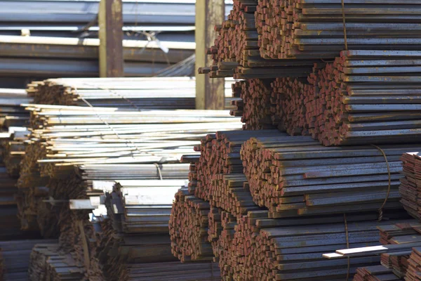 Metal profiller farklı türde metal ürünler depoda, Rusya bulunur