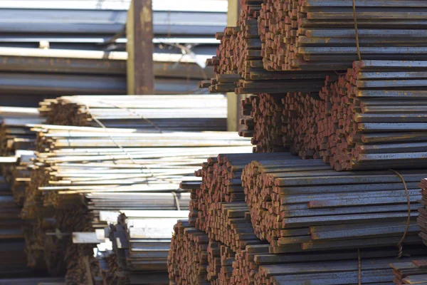 Metal profiller farklı türde metal ürünler depoda, Rusya bulunur