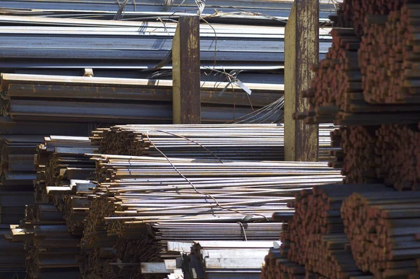 Metal profiller farklı türde metal ürünler depoda, Rusya bulunur