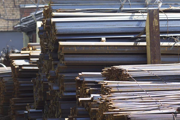 Metal profiller farklı türde metal ürünler depoda, Rusya bulunur