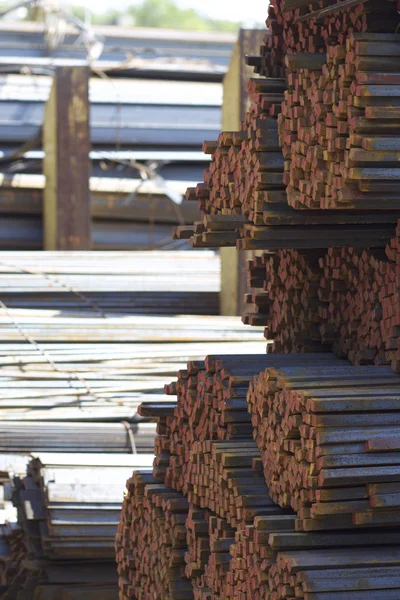 Metal profiller farklı türde metal ürünler depoda, Rusya bulunur