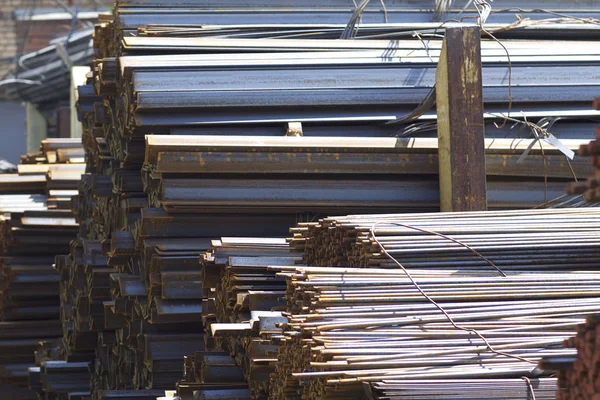 Metal profiller farklı türde metal ürünler depoda, Rusya bulunur