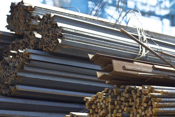 Metal profiller farklı türde metal ürünler depoda, Rusya bulunur