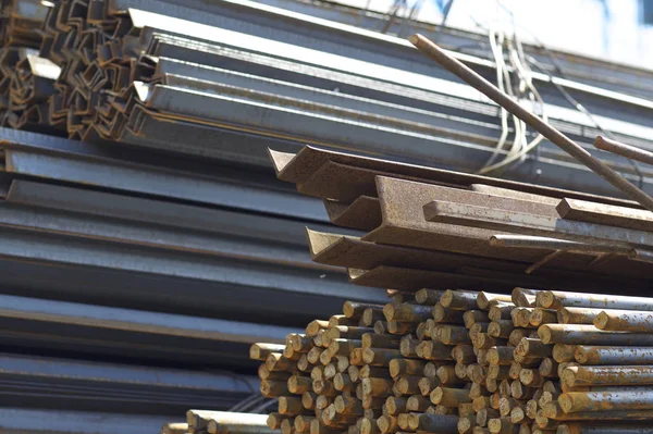 Metal profiller farklı türde metal ürünler depoda, Rusya bulunur