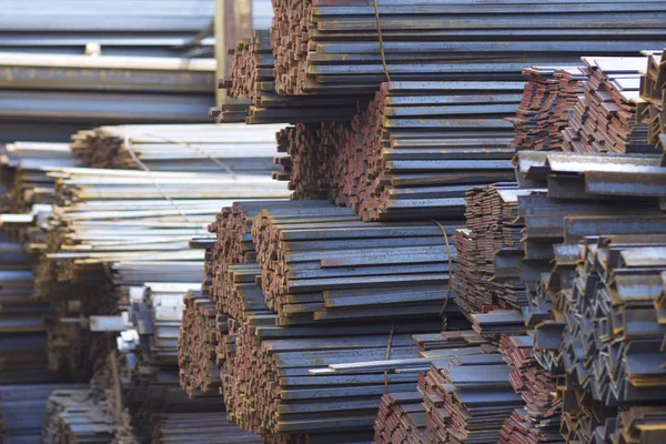 Metal profiller farklı türde metal ürünler depoda, Rusya bulunur