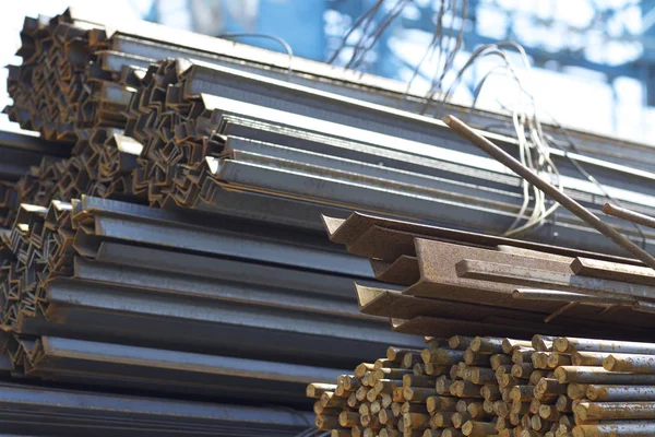 Metal profiller farklı türde metal ürünler depoda, Rusya bulunur