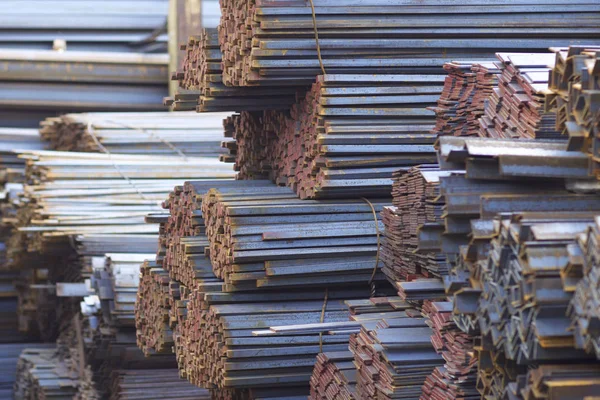 Metal profiller farklı türde metal ürünler depoda, Rusya bulunur