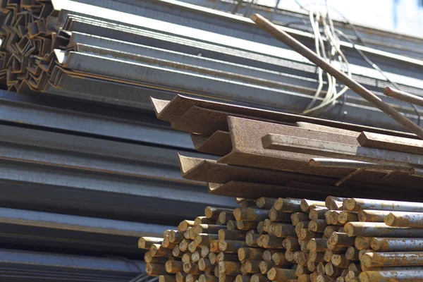 Metal profiller farklı türde metal ürünler depoda, Rusya bulunur