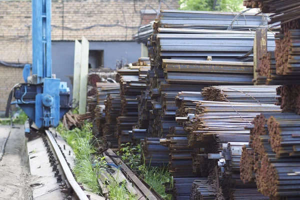 Metal profiller farklı türde metal ürünler depoda, Rusya bulunur