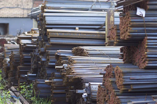 Metal profiller farklı türde metal ürünler depoda, Rusya bulunur