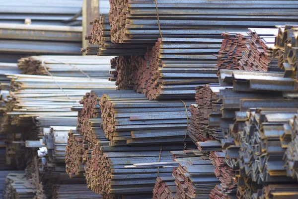 Metal profiller farklı türde metal ürünler depoda, Rusya bulunur