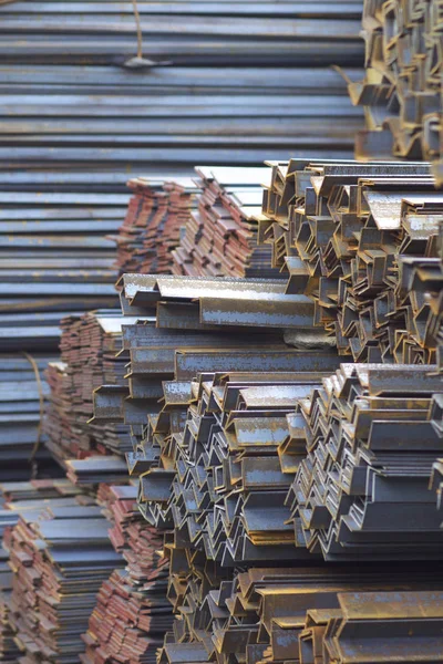 Metal profiller farklı türde metal ürünler depoda, Rusya bulunur