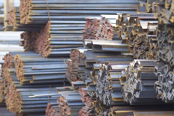 Metal profiller farklı türde metal ürünler depoda, Rusya bulunur