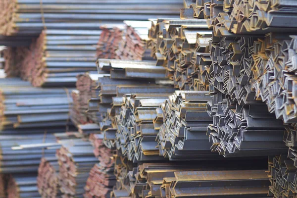 Metal profiller farklı türde metal ürünler depoda, Rusya bulunur