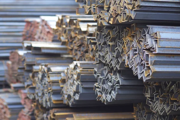 Metal profiller farklı türde metal ürünler depoda, Rusya bulunur