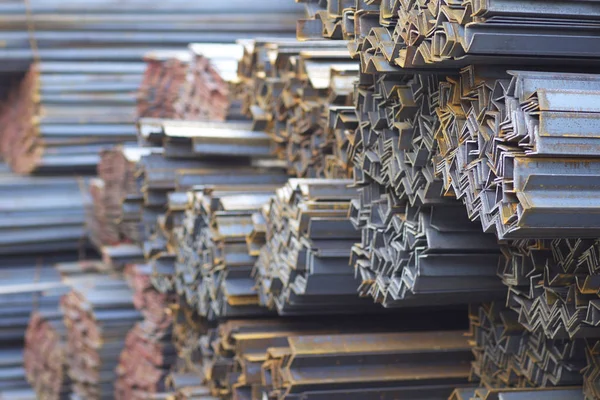 Metal profiller farklı türde metal ürünler depoda, Rusya bulunur