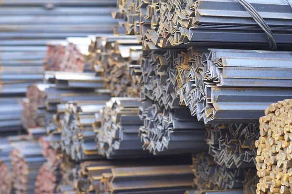 Metal profiller farklı türde metal ürünler depoda, Rusya bulunur