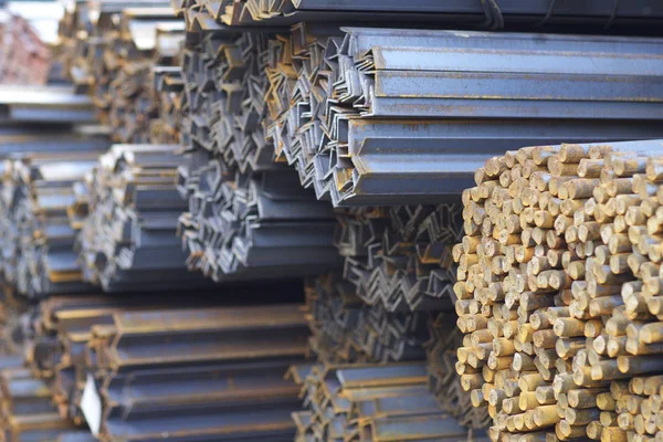 Metal profiller farklı türde metal ürünler depoda, Rusya bulunur