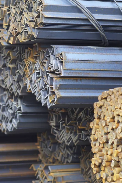 Metal profiller farklı türde metal ürünler depoda, Rusya bulunur