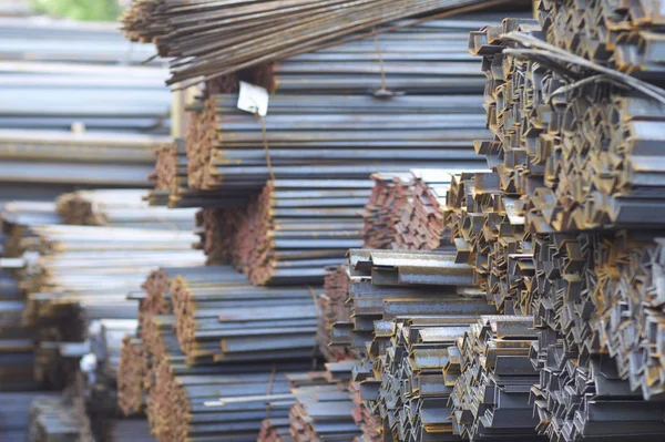 Metal profiller farklı türde metal ürünler depoda, Rusya bulunur