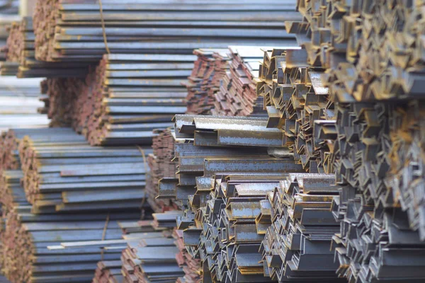 Metal profiller farklı türde metal ürünler depoda, Rusya bulunur