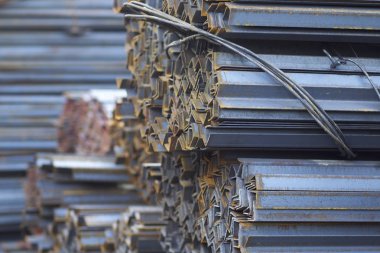Metal profiller farklı türde metal ürünler depoda, Rusya bulunur