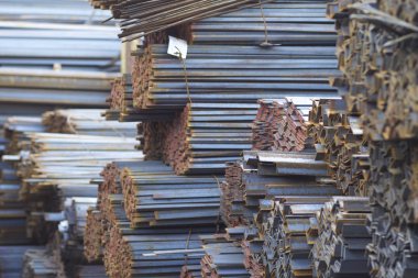 Metal profiller farklı türde metal ürünler depoda, Rusya bulunur